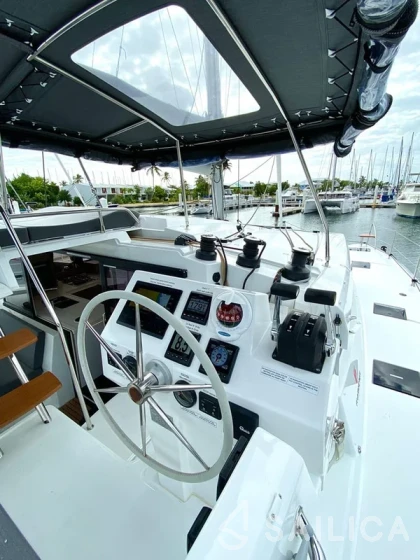 Astréa 42 - Yacht Charter Sailica
