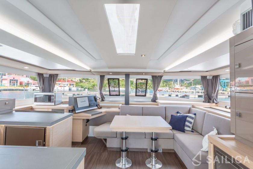 Astréa 42 - Yacht Charter Sailica