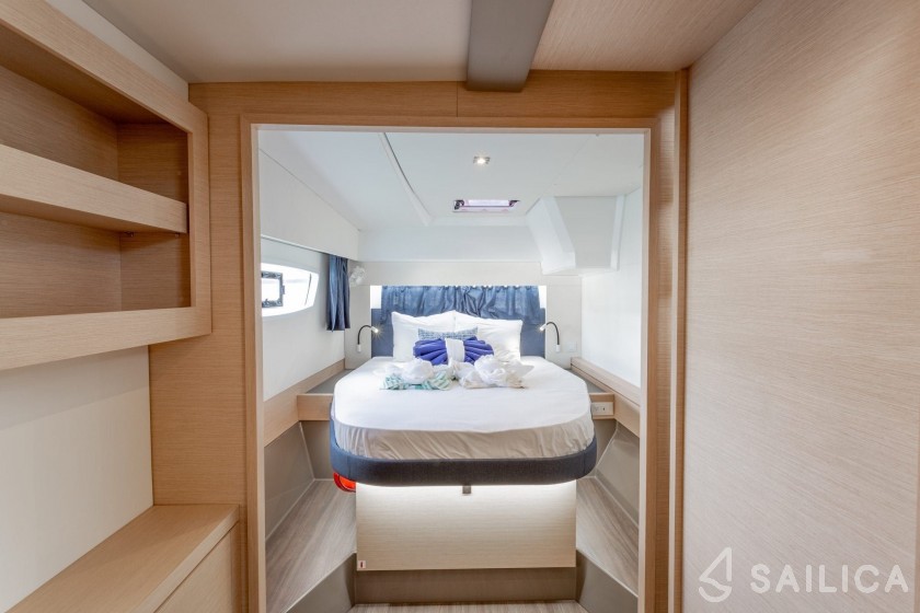 Astréa 42 - Yacht Charter Sailica