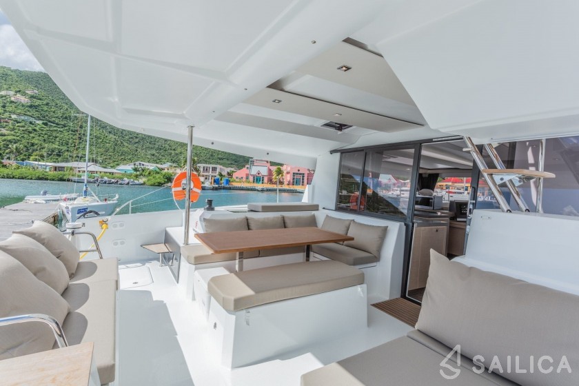 Astréa 42 - Yacht Charter Sailica