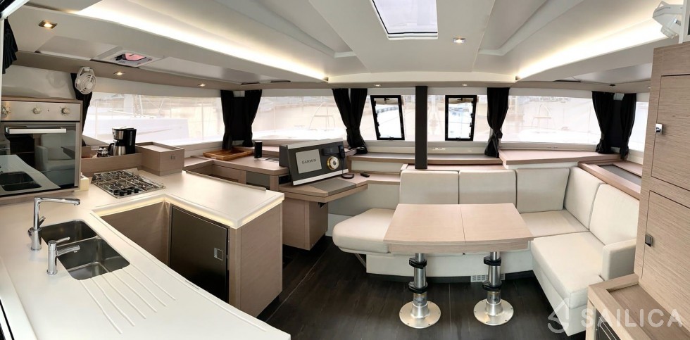 Astréa 42 - Yacht Charter Sailica
