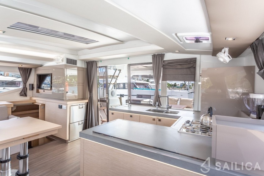 Astréa 42 - Yacht Charter Sailica