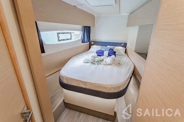 Astréa 42 - Yacht Charter Sailica