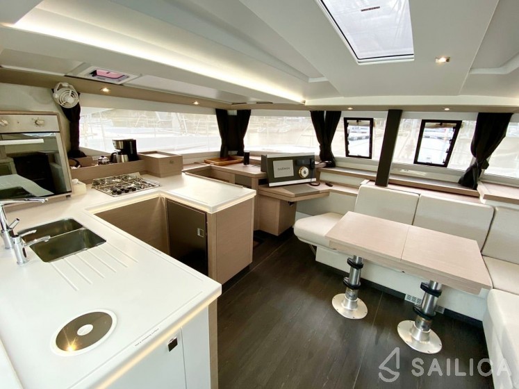 Astréa 42 - Yacht Charter Sailica