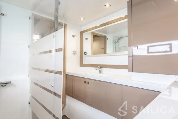 Astréa 42 - Yacht Charter Sailica