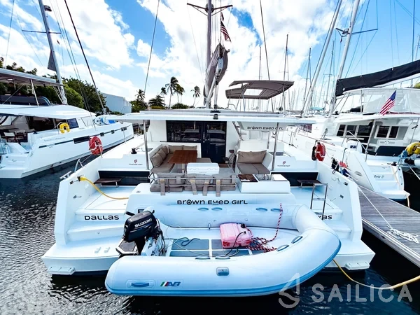 Astréa 42 - Yacht Charter Sailica