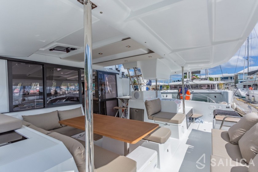 Astréa 42 - Yacht Charter Sailica