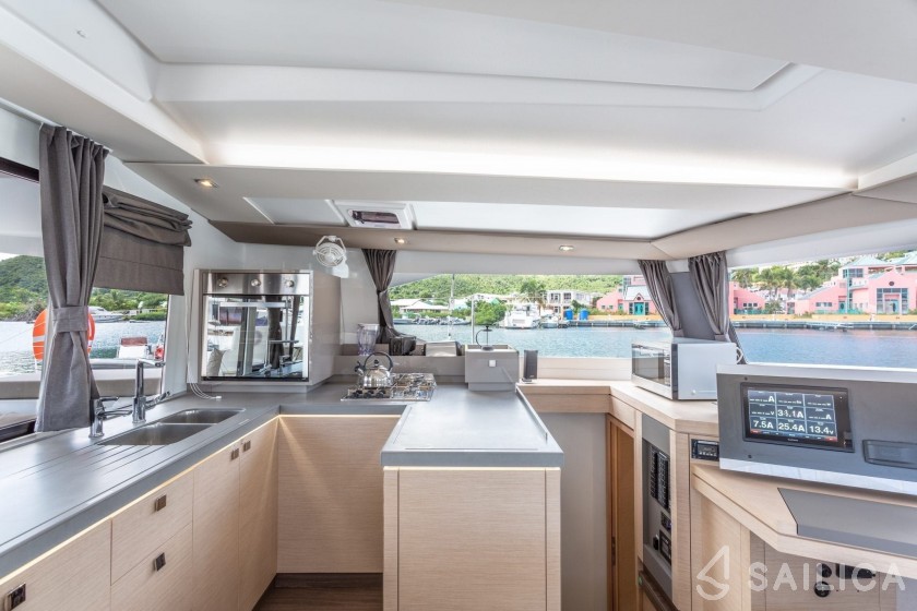 Astréa 42 - Yacht Charter Sailica