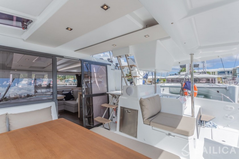 Astréa 42 - Yacht Charter Sailica