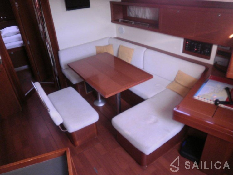 Oceanis 45 - Yacht Charter Sailica