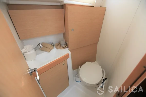 Oceanis 35.1 - Yacht Charter Sailica