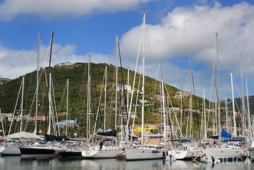 Aura 51 - Yacht Charter Sailica