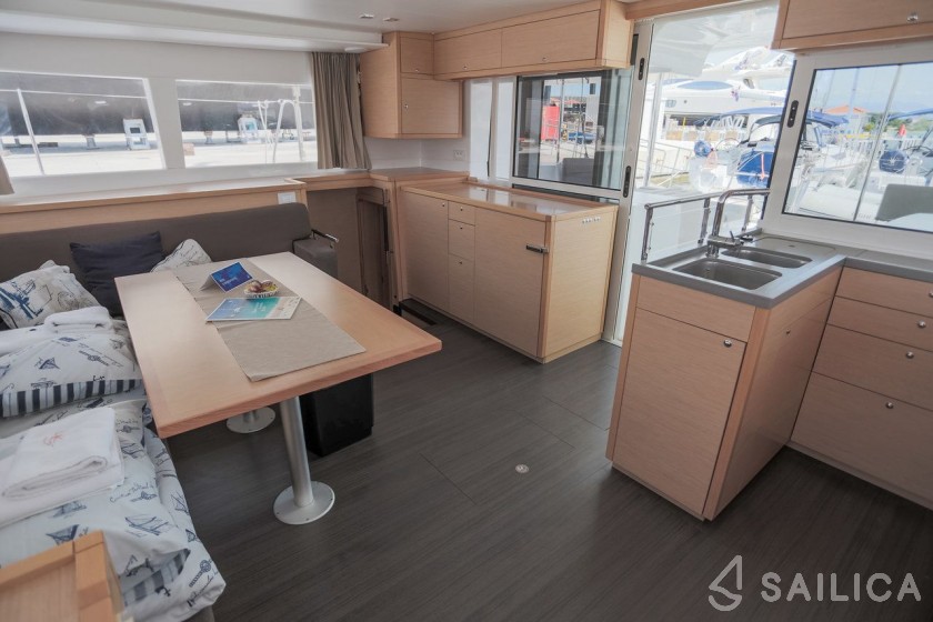 Lagoon 450  Flybridge - Yacht Charter Sailica