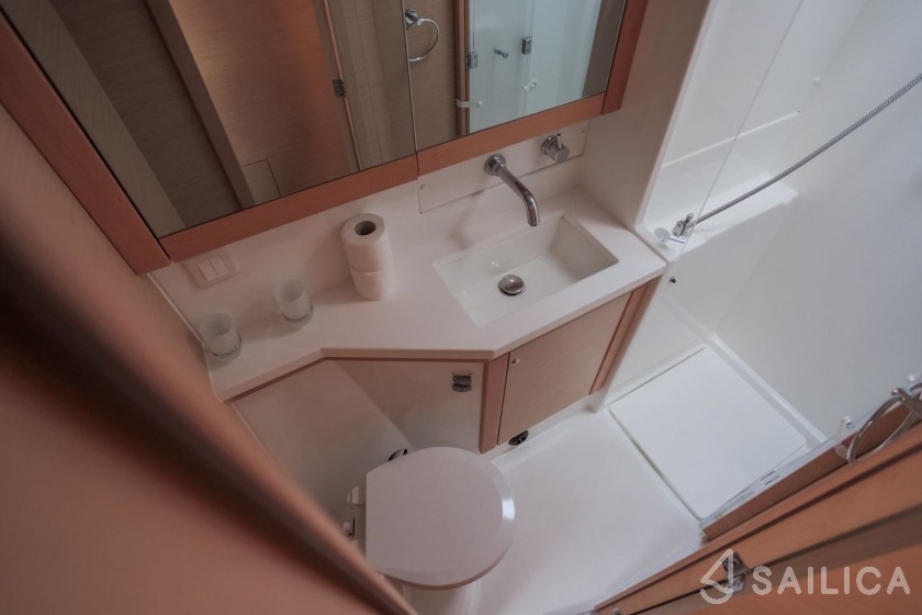 Lagoon 450  Flybridge - Yacht Charter Sailica