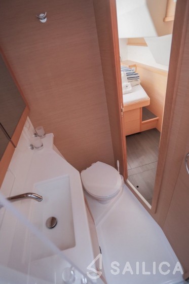 Lagoon 450  Flybridge - Yacht Charter Sailica