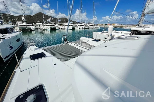 Lagoon 40 - Yacht Charter Sailica