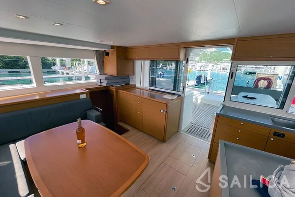 Lagoon 450  Flybridge - Yacht Charter Sailica