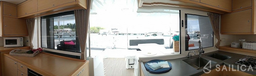 Lagoon 450  Flybridge - Yacht Charter Sailica