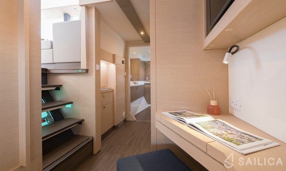 Astréa 42 - Yacht Charter Sailica