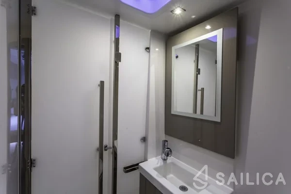 Astréa 42 - Yacht Charter Sailica
