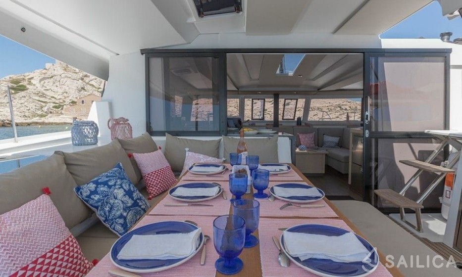 Astréa 42 - Yacht Charter Sailica