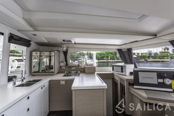 Astréa 42 - Yacht Charter Sailica