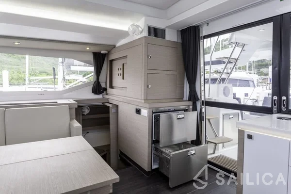 Astréa 42 - Yacht Charter Sailica