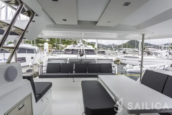 Astréa 42 - Yacht Charter Sailica