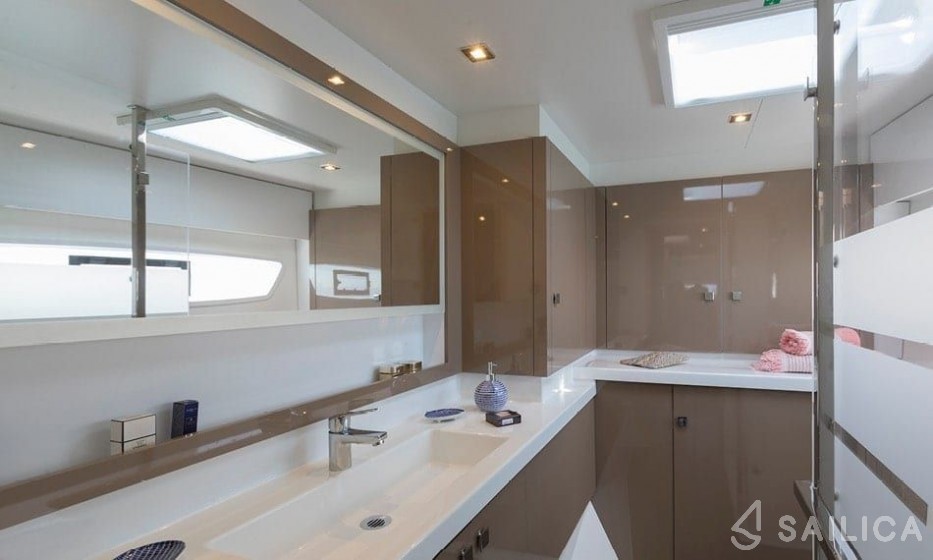 Astréa 42 - Yacht Charter Sailica