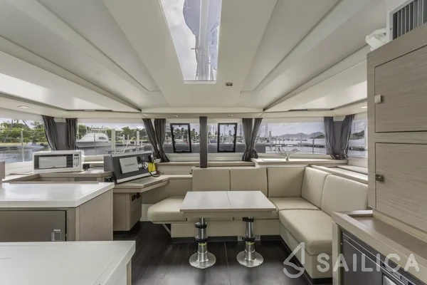 Astréa 42 - Yacht Charter Sailica