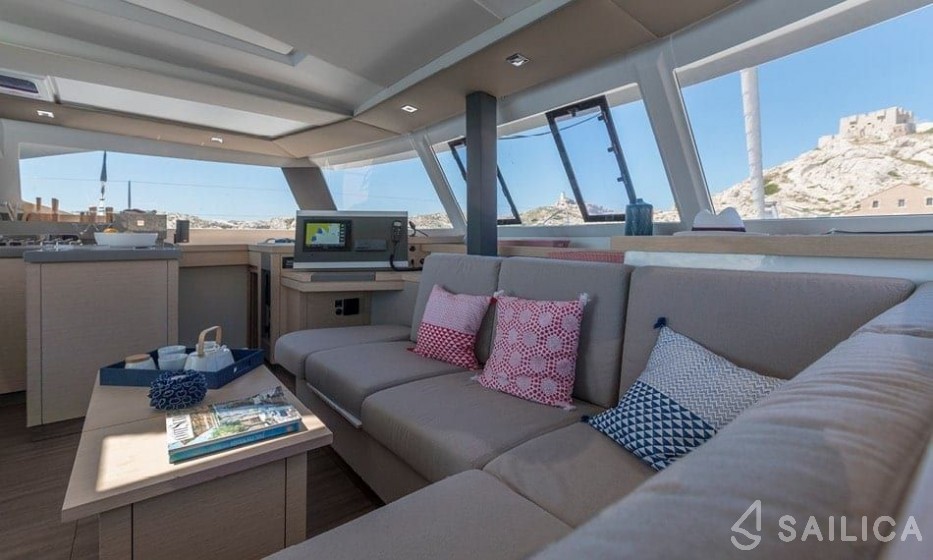 Astréa 42 - Yacht Charter Sailica