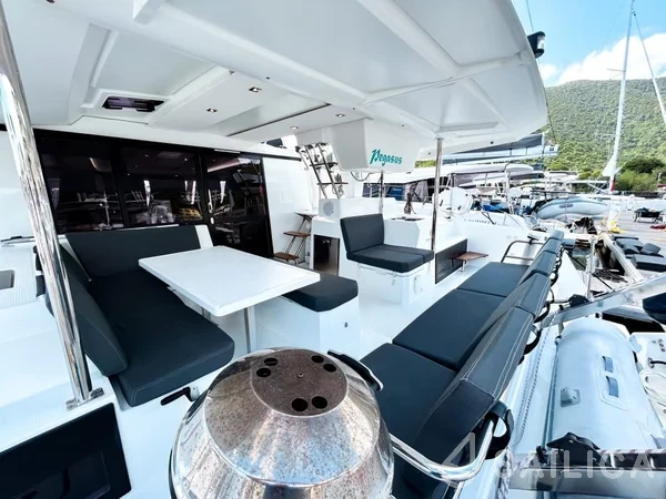 Astréa 42 - Yacht Charter Sailica