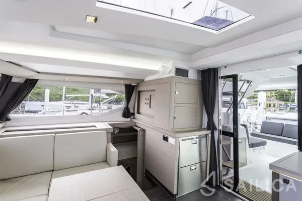 Astréa 42 - Yacht Charter Sailica