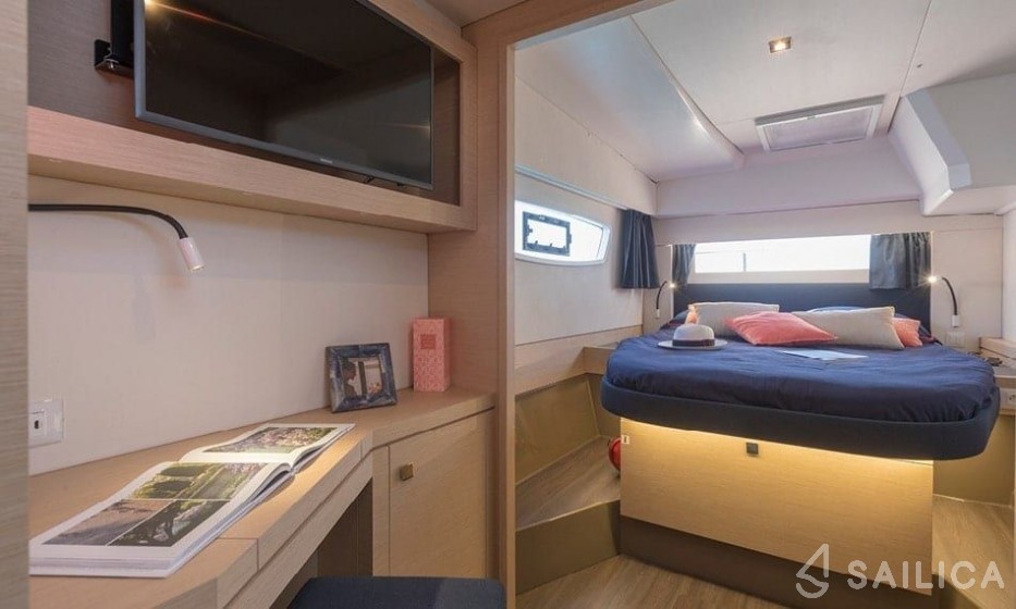 Astréa 42 - Yacht Charter Sailica