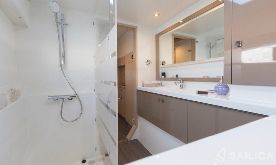 Astréa 42 - Yacht Charter Sailica