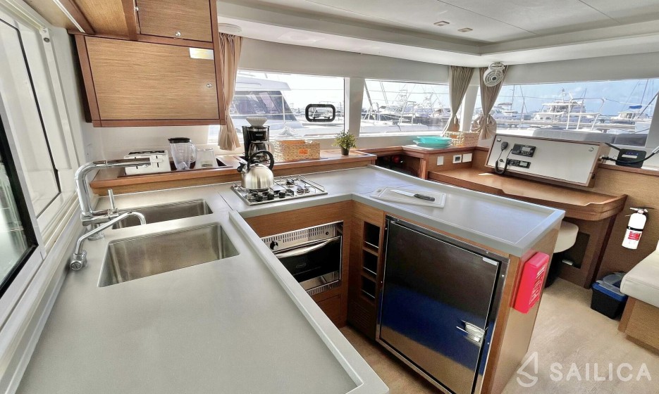 Lagoon 450  Flybridge - Yacht Charter Sailica