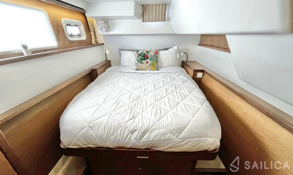 Lagoon 450  Flybridge - Yacht Charter Sailica