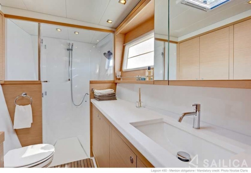 Lagoon 450 - Yacht Charter Sailica