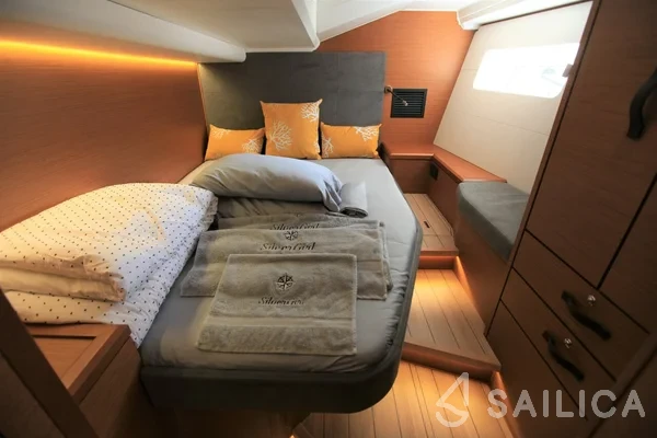 Jeanneau 54 - Yacht Charter Sailica