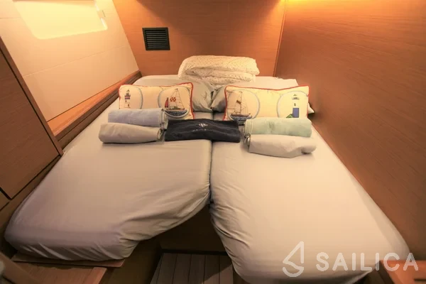 Jeanneau 54 - Yacht Charter Sailica