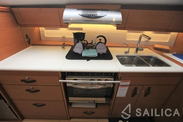 Jeanneau 54 - Yacht Charter Sailica
