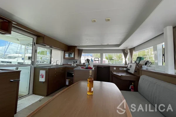 Lagoon 450  Flybridge - Yacht Charter Sailica