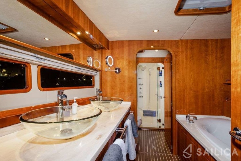 Privilege 75 - Yacht Charter Sailica