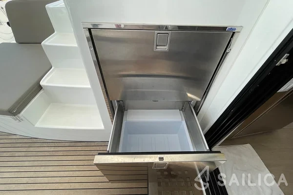Lagoon 42 - Yacht Charter Sailica
