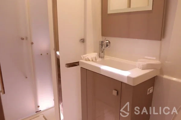 Astréa 42 - Yacht Charter Sailica