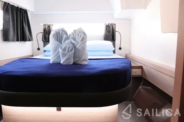 Astréa 42 - Yacht Charter Sailica