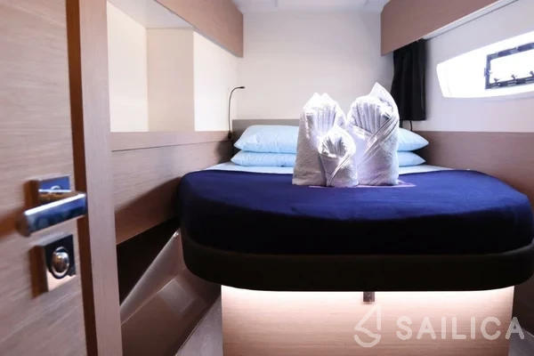 Astréa 42 - Yacht Charter Sailica