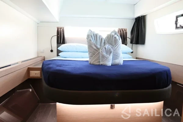 Astréa 42 - Yacht Charter Sailica