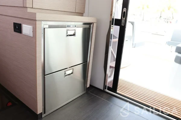 Astréa 42 - Yacht Charter Sailica