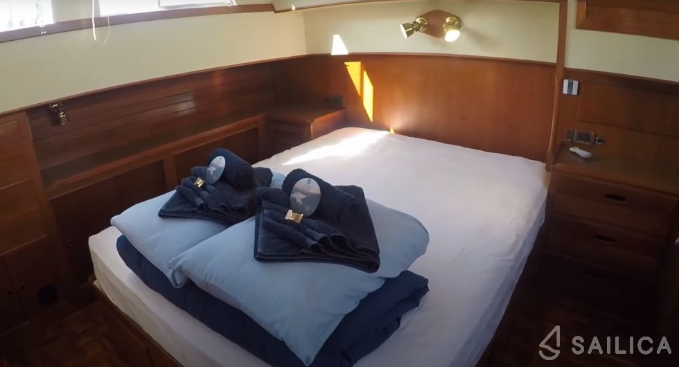 Grand Banks Classic 49 - Yacht Charter Sailica